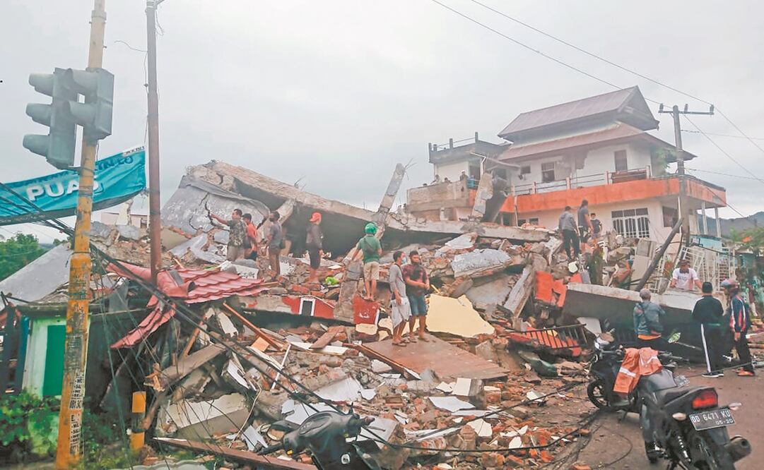 El sismo, que duró siete segundos, dejó edificios destruidos en Sulawesi, Indonesia. Foto: Rudy Akdyaksyah. AP