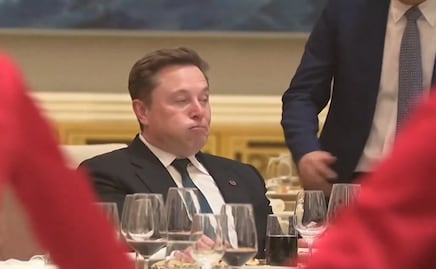 VIDEO: Elon Musk se roba el show en China; entre muecas, selfies y el paseo con su hijo X