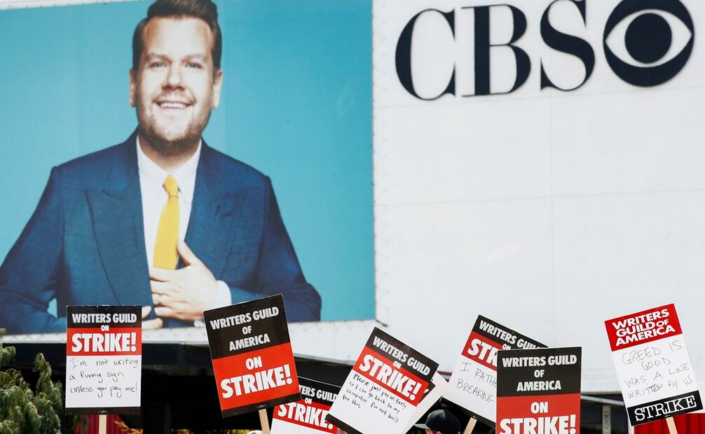 Miembros del Sindicato de Escritores de América (WGA) estallaron en huelga para exigir mejores condiciones para los guionistas. Foto: EFE/ Caroline Brehman