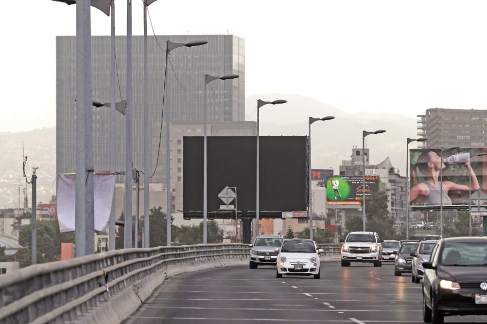 Tras varias horas de proyectarse las imágenes, cerca de las 17:00 horas, verificadores del Invea acudieron al domicilio donde se encuentra instalada la pantalla para suspenderla por violar la Ley de Publicidad Exterior (VALENTE ROSAS. EL UNIVERSAL)