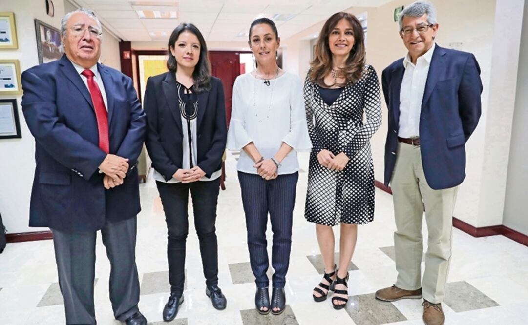 El cronista Alberto Barranco, la articulista Irene Tello, la candidata Claudia Sheinbaum, la periodista Elisa Alanís y el ex subcomisionado de la Reconstrucción Mauricio Merino, en el primer foro con candidatos a la jefatura de Gobierno. (LUCÍA GODÍNEZ)