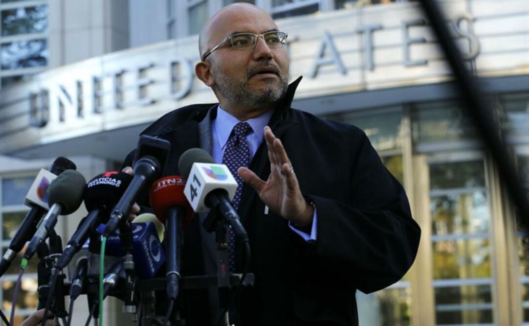 Eduardo Balarezo, abogado del narcotraficante mexicano Joaquín "El Chapo" Guzmán habla con los periodistas al salir de una audiencia hoy, martes 30 de octubre de 2018, delante de la Corte del Distrito Sur en Brooklyn, Nueva York (EU). FOTO: EFE