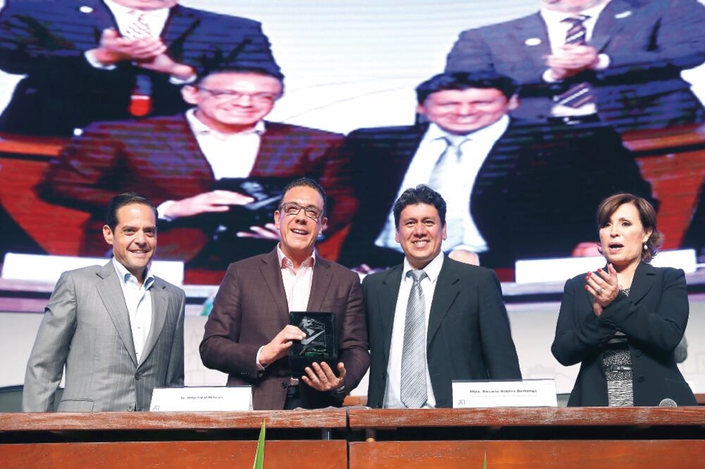 Manuel Acosta, alcalde de Hermosillo, Omar Fayad, quien recibió un reconocimiento por su visión municipalista (IRVIN OLIVARES. EL UNIVERSAL)