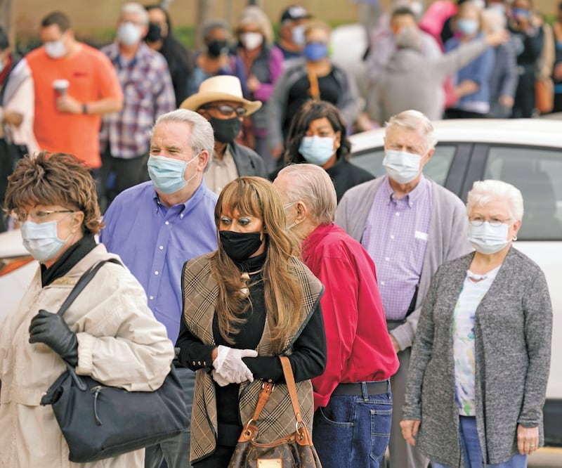 Ciudadanos estadounidenses hacen fila para recibir la vacuna contra el coronavirus en un hospital metodista de Dallas, en el estado de Texas. Foto: LM OTERO. AP