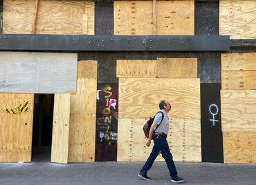 Comerciantes del Centro Histórico se alistan para marcha del 8M; protegen sus fachadas con tablas, bolsas y candados