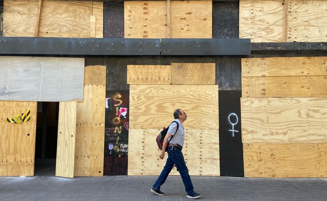 Con tablas de madera, bolsas de plástico y candados, los comerciantes del centro histórico protegen las fachadas de sus negocios. Foto: Juan Carlos Williams / EL UNIVERSAL