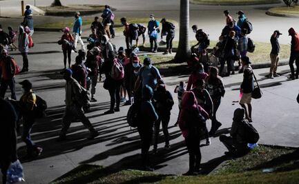 Parte grupo de 400 migrantes hondureños hacia Guatemala