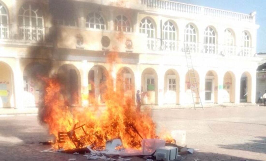 En Ocosingo se reportó la quema de una casilla, que se ubica en el parque central. FOTO: Fredy Martin Pérez / EL UNIVERSAL