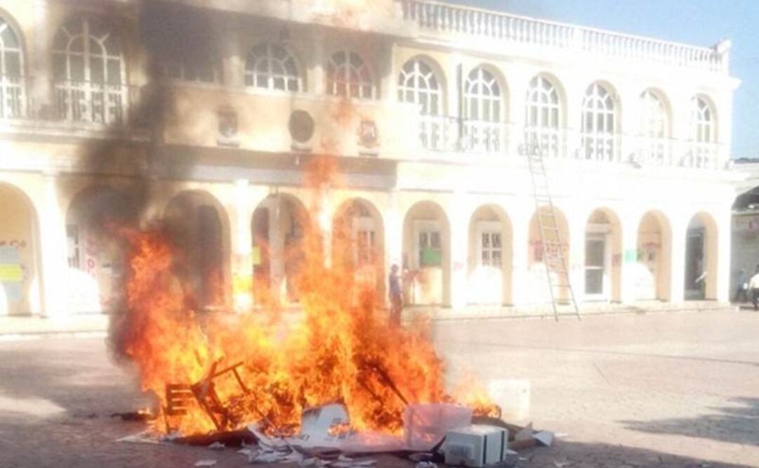 En Ocosingo se reportó la quema de una casilla, que se ubica en el parque central. FOTO: Fredy Martin Pérez / EL UNIVERSAL