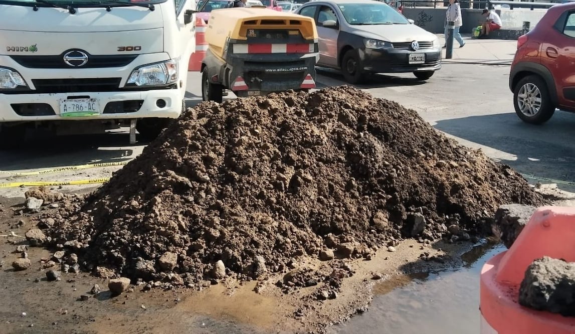Continua reparación de fuga en Paseo de la Reforma; habrá reducción de carriles por 48 horas. Foto: Segiagua