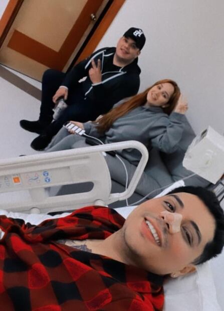 Eduin Caz, de Grupo Firme, se somete a última cirugía y aparece tras salir del quirófano