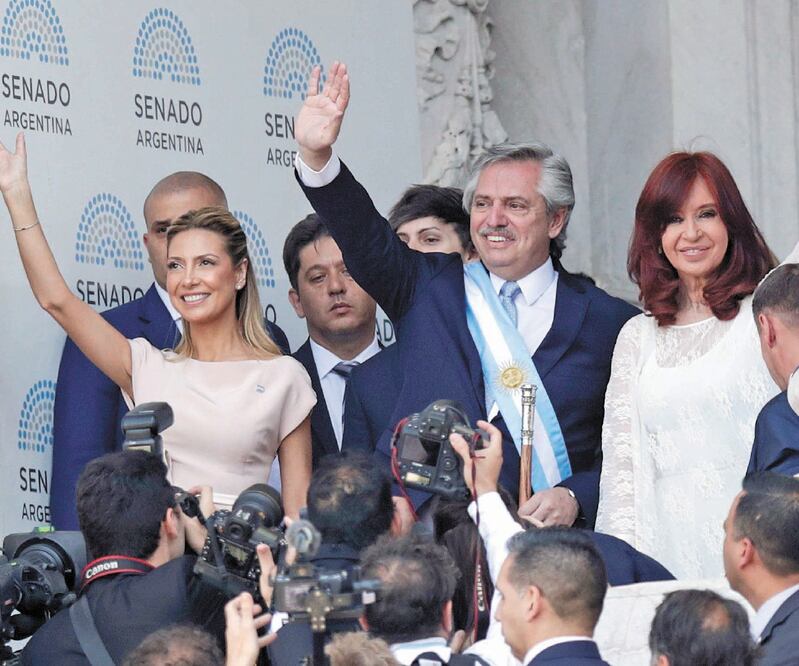 Alberto Fernández, nuevo mandatario argentino (centro); a la izquierda su pareja, Fabiola Yanez, y a la derecha, la vicepresidenta Cristina Fernández. Foto: UESLEI MARCELINO. REUTERS
