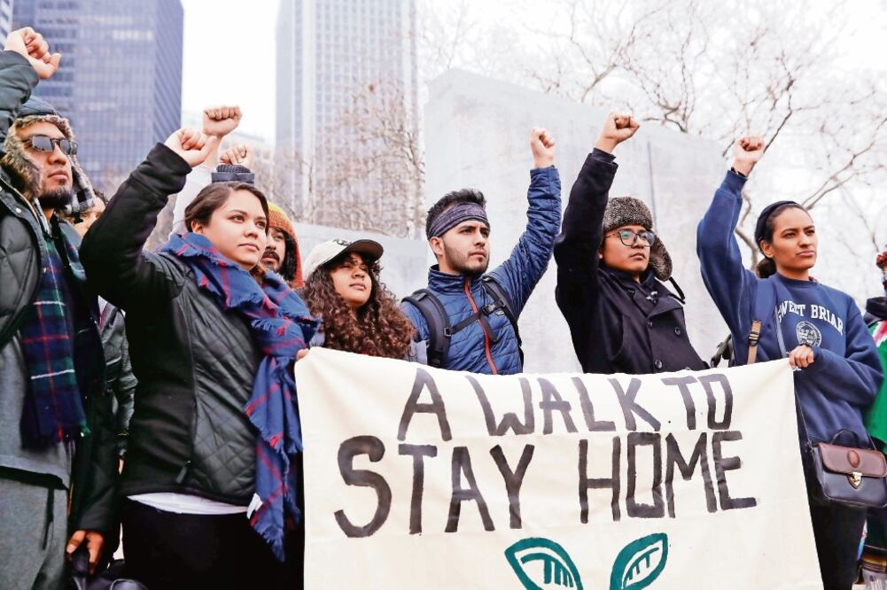 Activistas y dreamers iniciaron ayer en Nueva York la marcha Walk to Stay Home (Camino para permanecer en casa), que terminará la próxima semana en Washington, para pedir una ley que les permita legalizar su situación. (SHANNON STAPLETON. REUTERS)