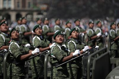 Mujeres encabezan por primera vez contingentes en Desfile Militar