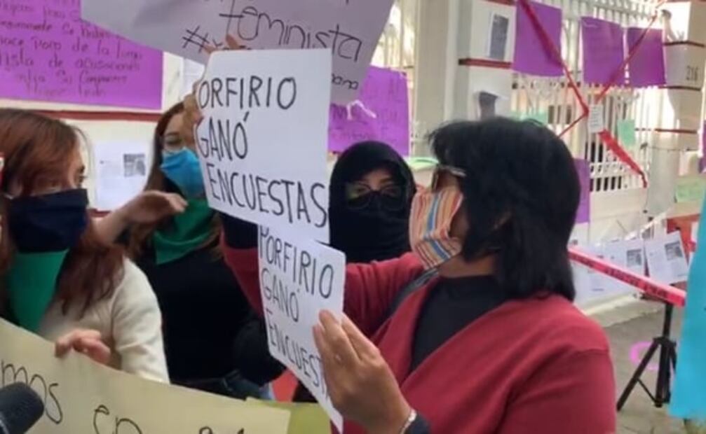Feministas toman sede de Morena ante llegada de Porfirio Muñoz Ledo
