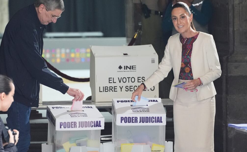 La presidenta Claudia Sheinbaum y su esposo Jesús María Tarriba emitieron sus votos durante las primeras elecciones judiciales del país en la Ciudad de México, el 1 de junio de 2025. Foto AP/Marco Ugarte