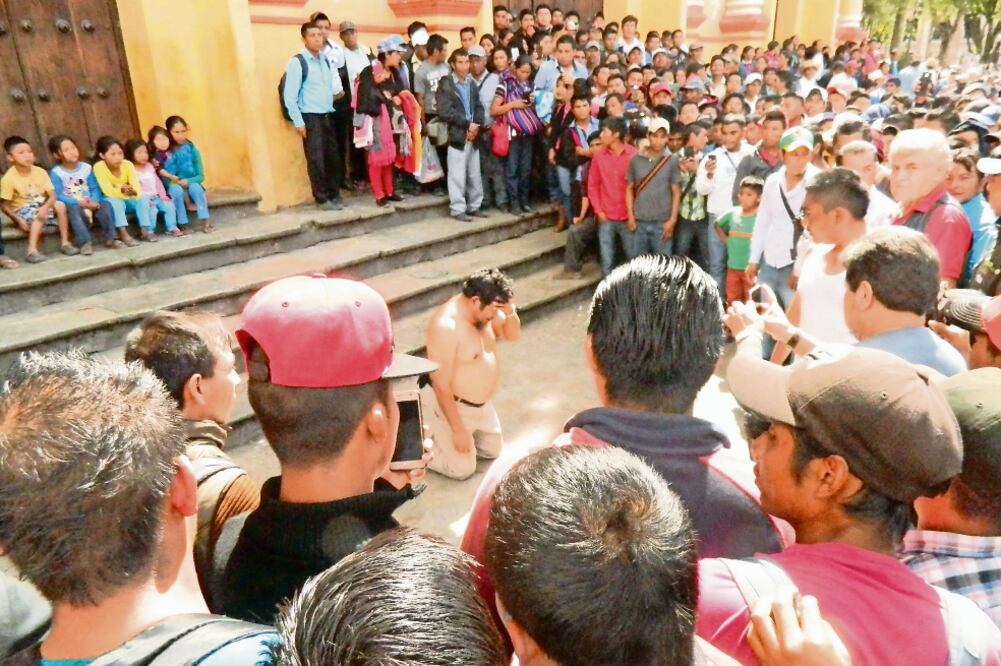 El pasado jueves, partidarios de la alcaldesa María Gloria Sánchez Gómez golpearon y humillaron a Juan Encinos Gómez, líder opositor indígena (ARCHIVO EL UNIVERSAL)