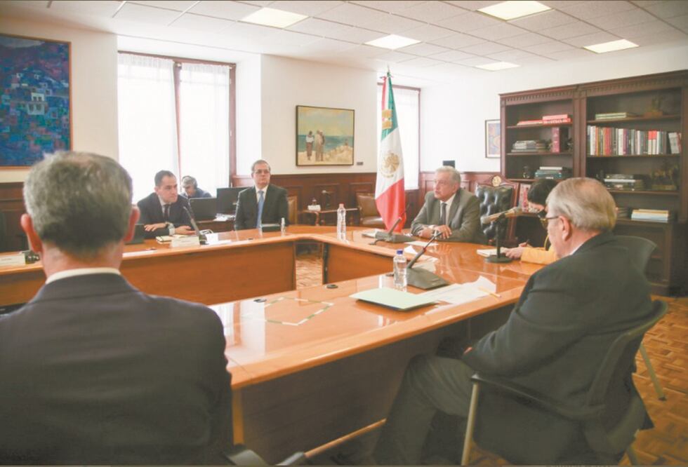 Incumplen reglas anticovid en reunión con AMLO