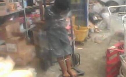 Denuncian humillación a "cerillito" en minisúper