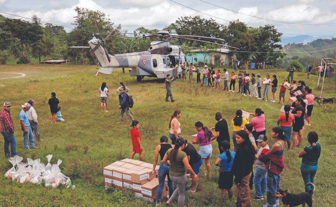 Elementos del Ejército llevó en helicóptero 390 despensas a los habitantes de Papatlar en Texcatepec. Foto: de DIEGO SIMÓN. EL UNIVERSAL