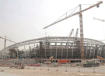 En Qatar colocan césped en tiempo récord