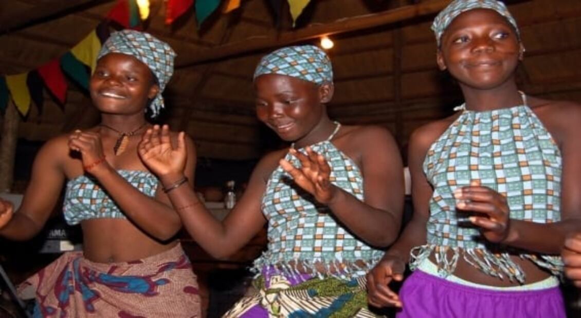 5 saludos sin contacto físico que son comunes en otros países y puedes imitar