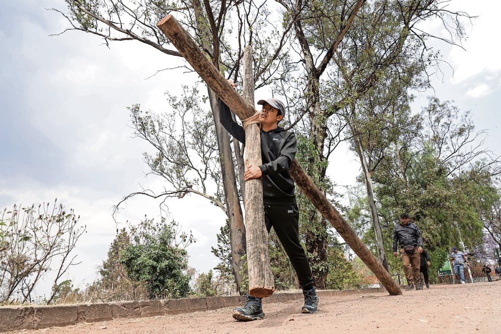 Arnulfo Eduardo Morales Galicia tiene 25 años y se entrena todos los días para cargar la cruz dos kilómetros. Foto: Gabriel Pano/ EL UNIVERSAL