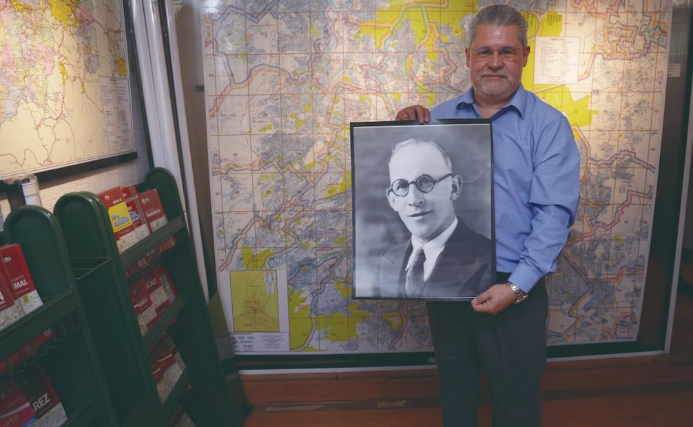 Joaquín Palacios Roji Perezlete dirige la nueva época de la emblemática Guía Roji y resguarda el archivo de mapas y documentos que coleccionó su abuelo Joaquín Palacios Roji Lara. Foto: Fernanda Rojas/ EL UNIVERSAL