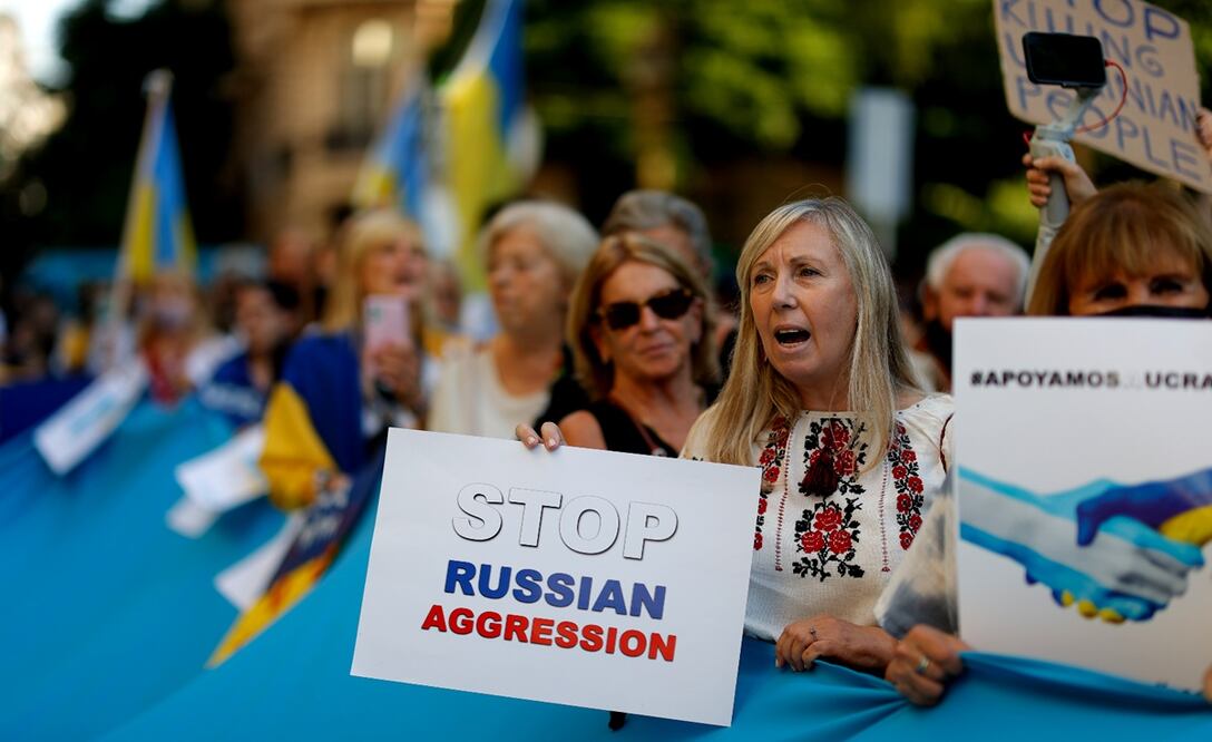 Ciudadanos ucranianos se manifiestan frente a la embajada de Rusia en Buenos Aires, Argentina. Foto: EFE