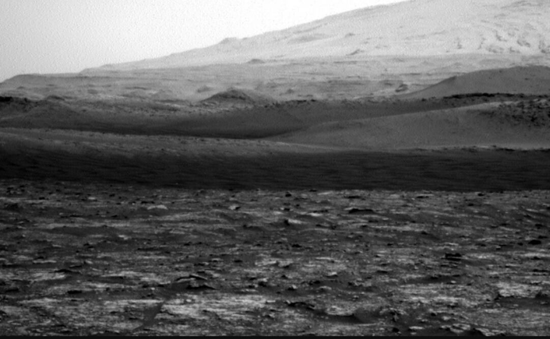 Curiosity capturó el momento moviéndose en el límite entre las pendientes más oscuras y más claras. Foto: NASA/JPL-CALTECH