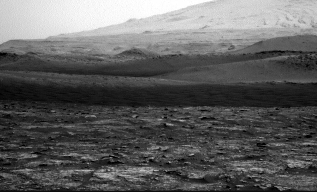 Curiosity capturó el momento moviéndose en el límite entre las pendientes más oscuras y más claras. Foto: NASA/JPL-CALTECH