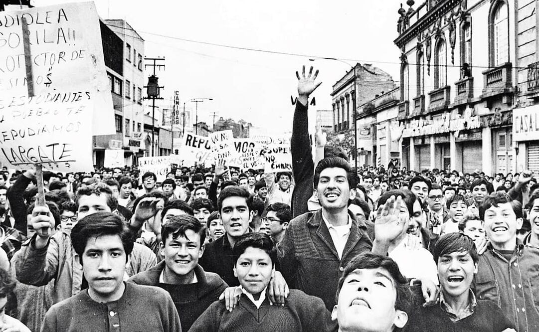 Manifestación estudiantil en Ciudad de México, julio de 1968. De acuerdo con Judit Bokser y Federico Saracho, los universitarios del 68 se solidarizaron con protestas de otra parte del mundo, demostrando la unión transnacional entre jóvenes. Foto: Archivo EL UNIVERSAL.