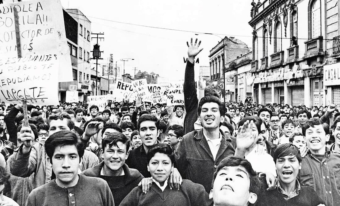 Manifestación estudiantil en Ciudad de México, julio de 1968. De acuerdo con Judit Bokser y Federico Saracho, los universitarios del 68 se solidarizaron con protestas de otra parte del mundo, demostrando la unión transnacional entre jóvenes. Foto: Archivo EL UNIVERSAL.