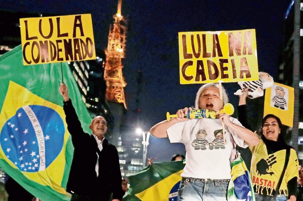 Anoche, grupos de personas salieron a celebrar en las calles de la ciudad de Sao Paulo la sentencia en contra del ex mandatario brasileño Luiz Inácio Lula da Silva (NACHO DOCE. REUTERS)