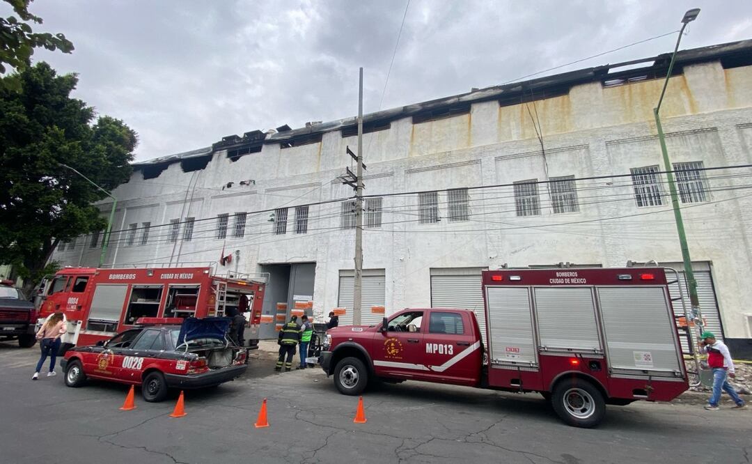Se reactivan alarmas por humo en bodega de la colonia Morelos; bomberos realizan labores de enfriamiento. Foto: Juan Carlos Williams