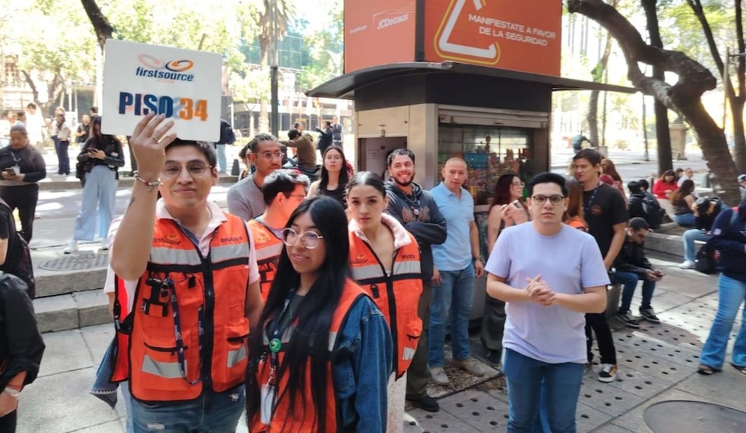 Ciudadanos relatan cómo vivieron el simulacro en Paseo de la Reforma; nervios, orden y algunas molestias. Foto: Fabián Evaristo