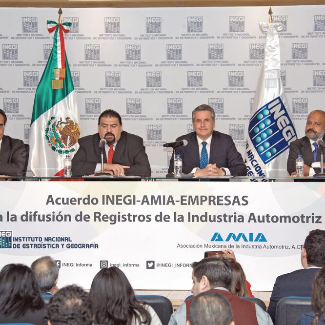 Eduardo Solís, presidente de la AMIA (segundo de izq. a der.), afirmó que en el nuevo acuerdo no se establece ningún esquema sobre salarios (CORTESÍA)