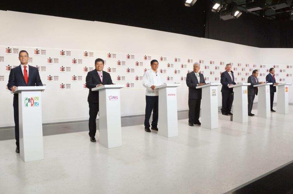 Ayer se realizó el primer encuentro oficial entre los aspirantes a la gubernatura de Oaxaca en las instalaciones del Canal 9 (EDWIN HERNÁNDEZ. EL UNIVERSAL)