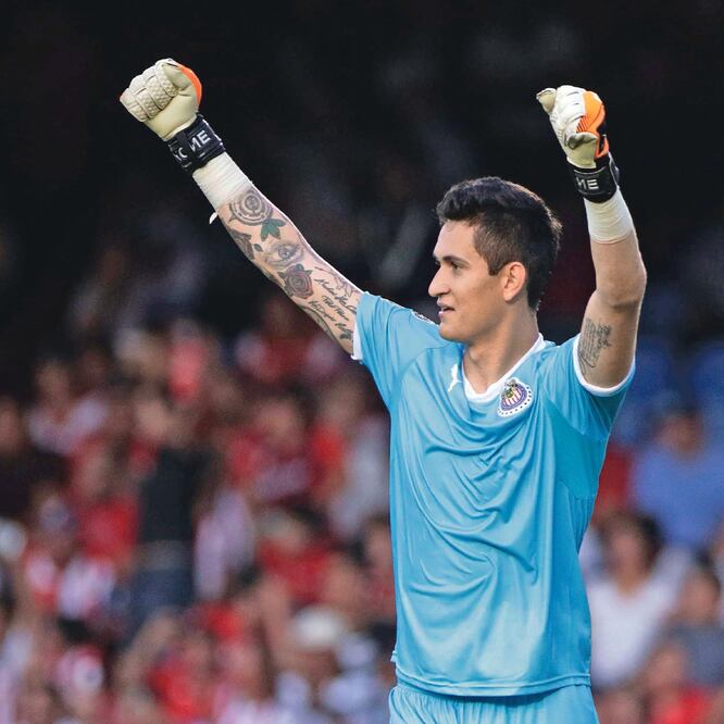 El arquero de Chivas fue la figura del Clásico. IMAG07