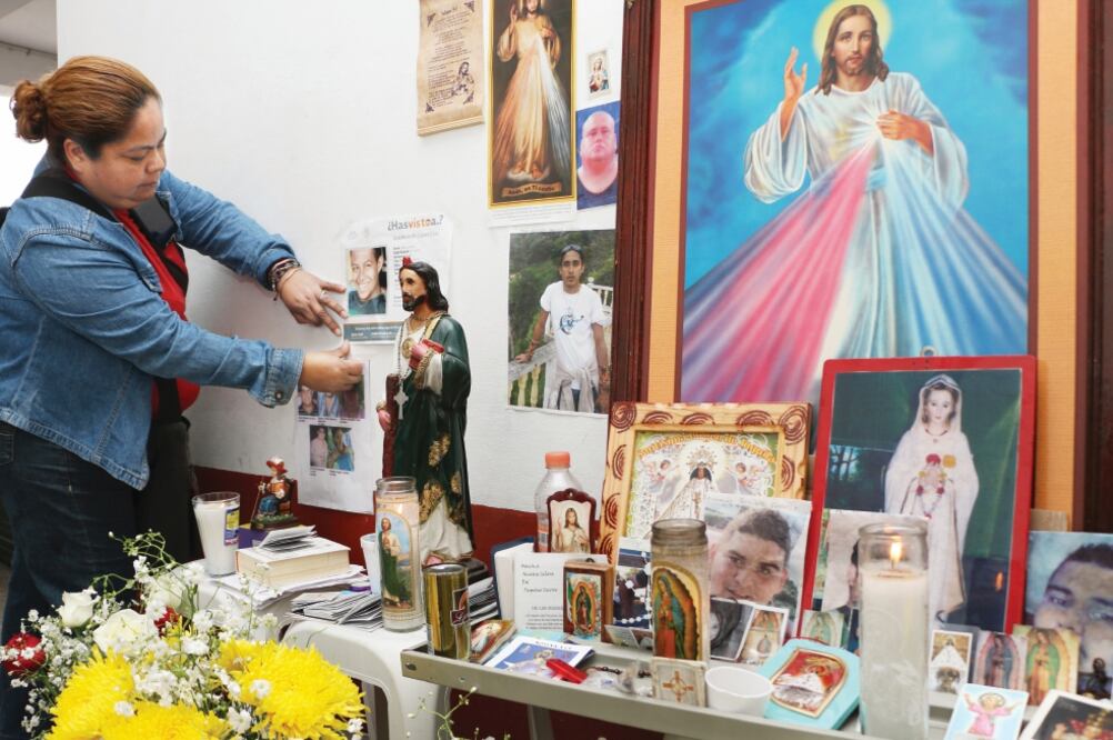 Los familiares instalaron un altar en la entrada del MP de Tierra Blanca para pedir por los jóvenes desaparecidos, además de una mesa y colchonetas (PATRICIA MORALES. EL UNIVERSAL)