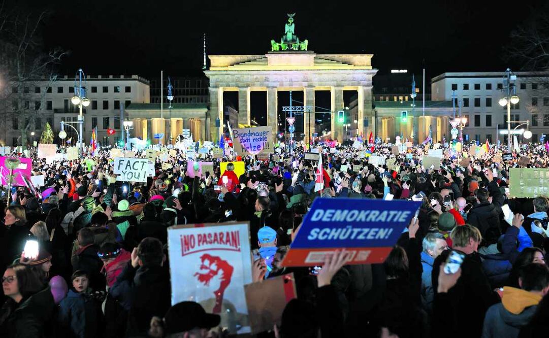 Asistentes a una manifestación contra la extrema derecha en la Puerta de Brandeburgo en Berlín 26 de enero. Foto: Clemens BIlan / EFE