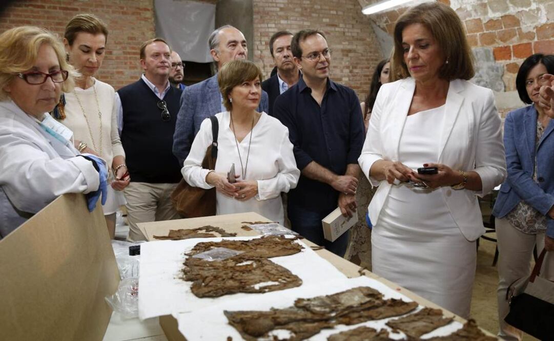 La alcaldesa de Madrid, Ana Botella (d), junto a algunos de los escritores más destacados de la actual literatura española, durante una visita a la cripta donde se hallaron los restos de Cervantes. FOTO: Sergio Barrenechea/EFE