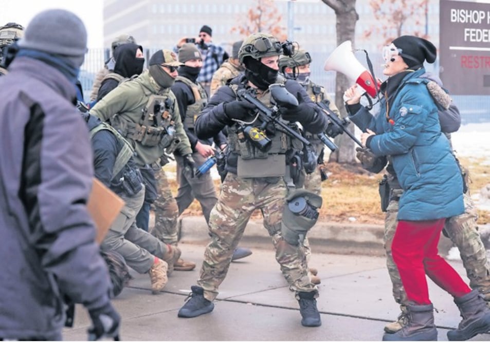 Bajo el acecho del ICE, la vida cotidiana se ha trastornado. Cualquier decisión puede acarrear desastrosas consecuencias. Esta fotografía fue tomada en Minneapolis el 8 de enero durante enfrentamientos entre agentes federales y manifestantes. Crédito: Christopher Katsarov/ The Canadian Press vía AP