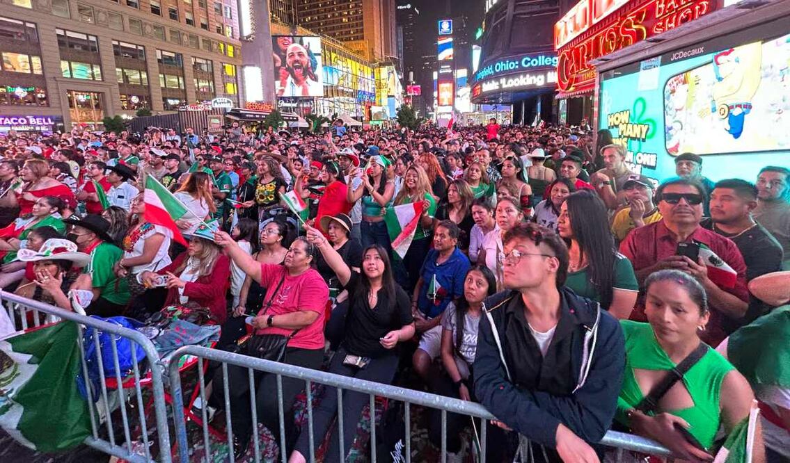 Miles de mexicanos tomaron la icónica Times Square de Nueva York para celebrar juntos el Grito de Dolores, el comienzo por la lucha por la independencia de su país que el lunes cumple su 214 aniversario este 15 de septiembre del 2024. Foto: EFE