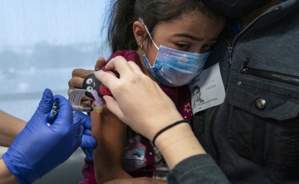 “Estoy feliz, ya podré celebrar mi cumpleaños”: dicen niños tras ser vacunados contra Covid-19 en EU