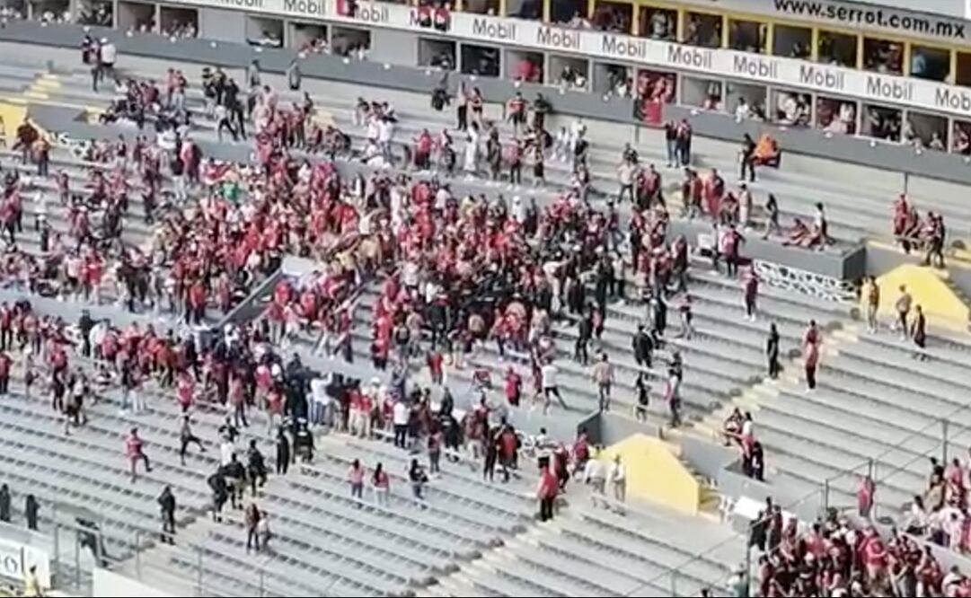 La Barra 51 enfrentando a la policía - FOTO: Especial