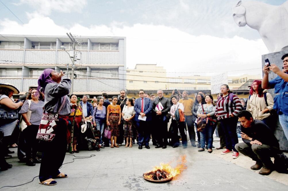 Un hombre realiza una ceremonia para pedir por la estabilidad de Guatemala. Foto: ESTEBAN BIBA. EFE
