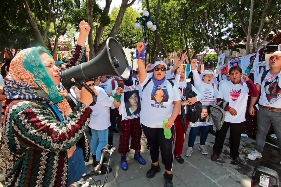 Al grito de “¡Las desapariciones son crímenes de estado!”, familiares de desaparecidos marcharon por las principales calles de la ciudad de Puebla. Foto: Omar Contreras / El Universal