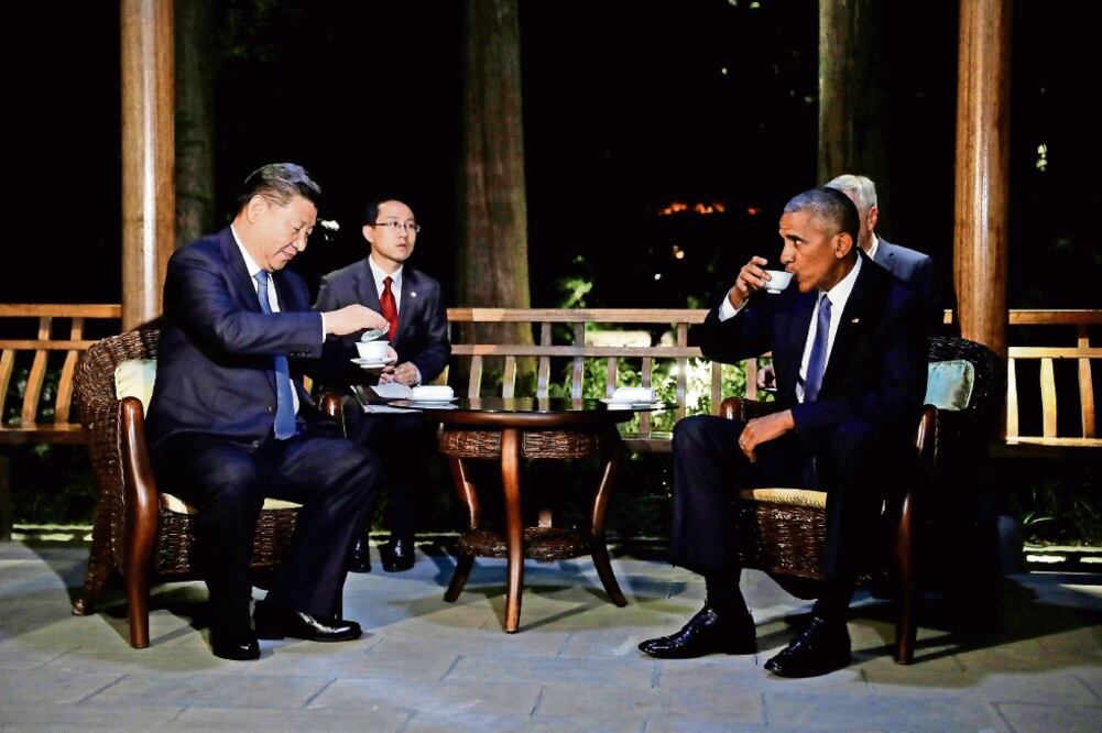 Tras su intensa reunión de más de tres horas, Barack Obama y Xi Jinping tomaron un poco de té al aire libre en el complejo donde se reunieron, en el idílico Lago del Oeste de Hangzhou (REUTERS)