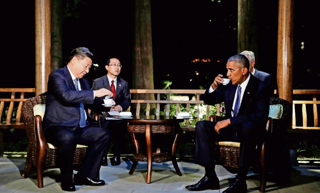 Tras su intensa reunión de más de tres horas, Barack Obama y Xi Jinping tomaron un poco de té al aire libre en el complejo donde se reunieron, en el idílico Lago del Oeste de Hangzhou (REUTERS)